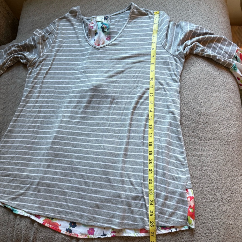 Terra and Sky Top T Shirt Size 14W (0X) Gray Stripe Floral Accents‎ - Picture 5 of 5
